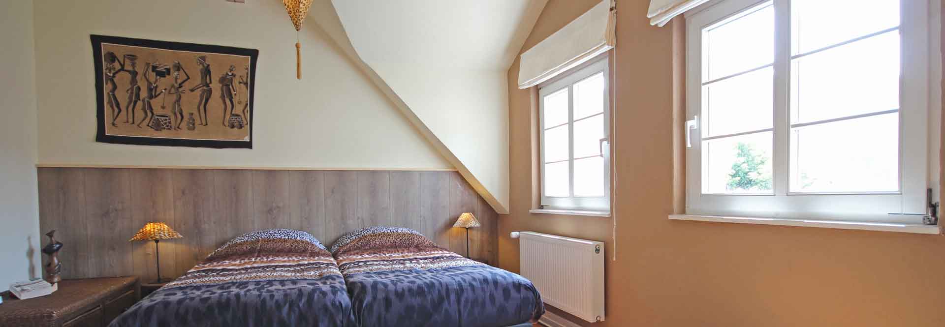 Afrikaanse slaapkamer met uitzicht op Schloss Malberg